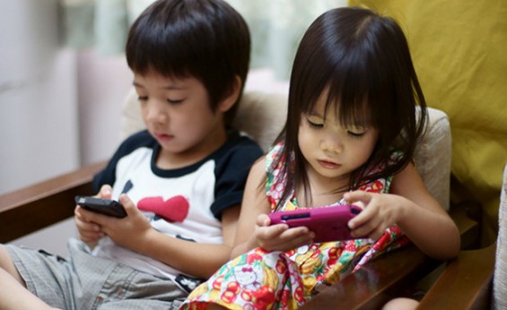 Japan Salahkan Telefon Pintar Sebagai Punca Kemerosotan Penglihatan Pelajar Mereka