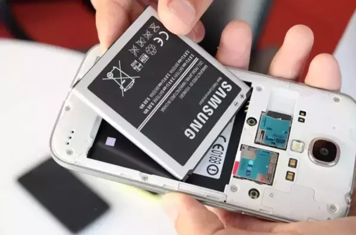 Telefon Pintar Dengan Bateri Yang Boleh Ditanggalkan Mungkin Akan Kembali Lagi
