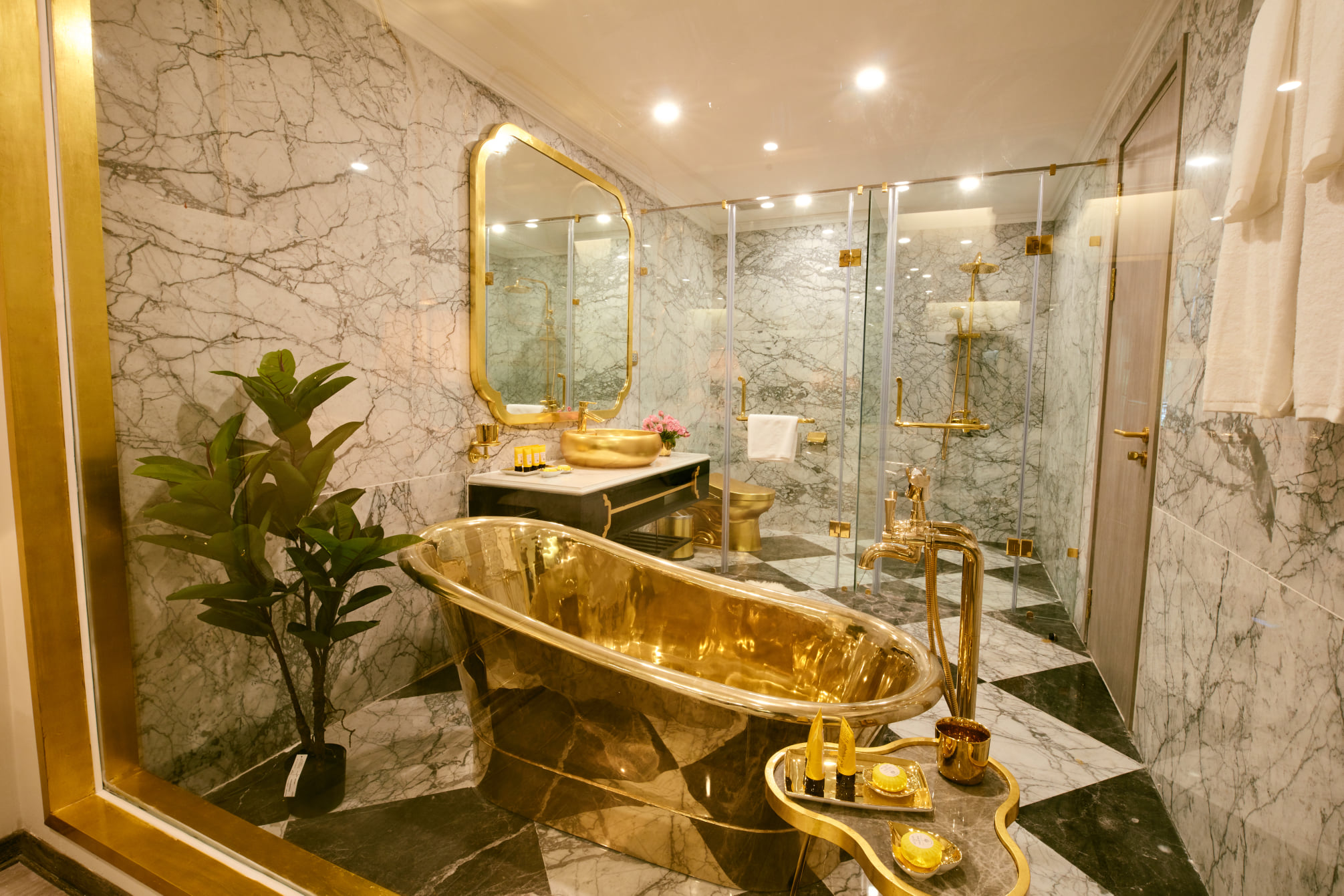 hotel bersalut emas pertama di dunia