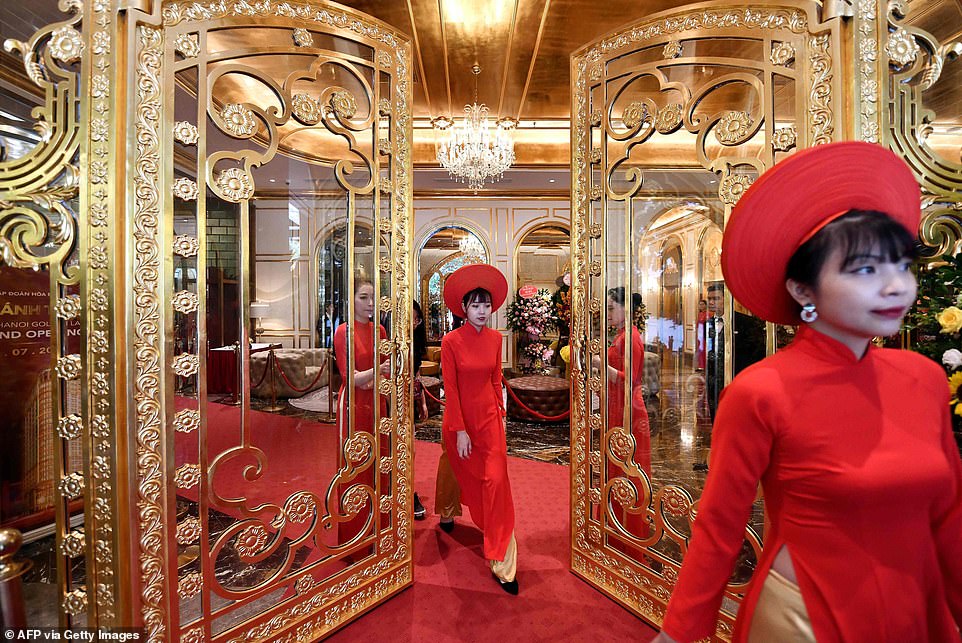 hotel bersalut emas pertama di dunia