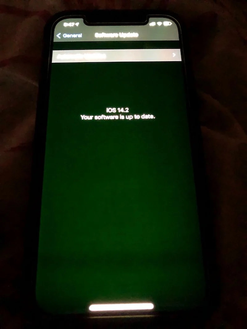 iPhone 12 green tint