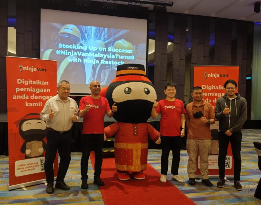 1. Clarence Fernandez, Head of B2B with Lin Zheng, CEO of Ninja Van Malaysia alongside representatives from Mahnaz Food and Suntraco Food Industries