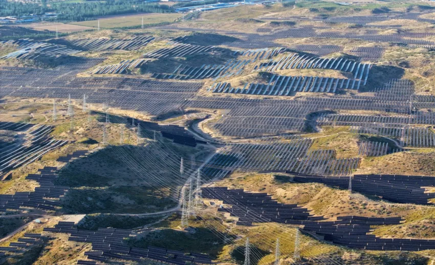 China Pasang Panel Solar Seluas Paris Di Gurun Mongolia