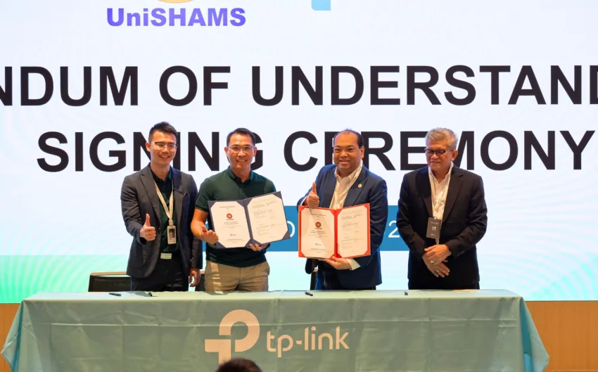 From left to right_ Hugo Cai, Regional Director, TPLINK DISTRIBUTION MALAYSIA SDN BHD; Brian Dong, Vice President, TP-Link Asia Pacific; Prof. Dr. Mohd Amy Azhar bin Dato’ Haji Mohd Harif, Vice-Chancellor, UniSHAMS