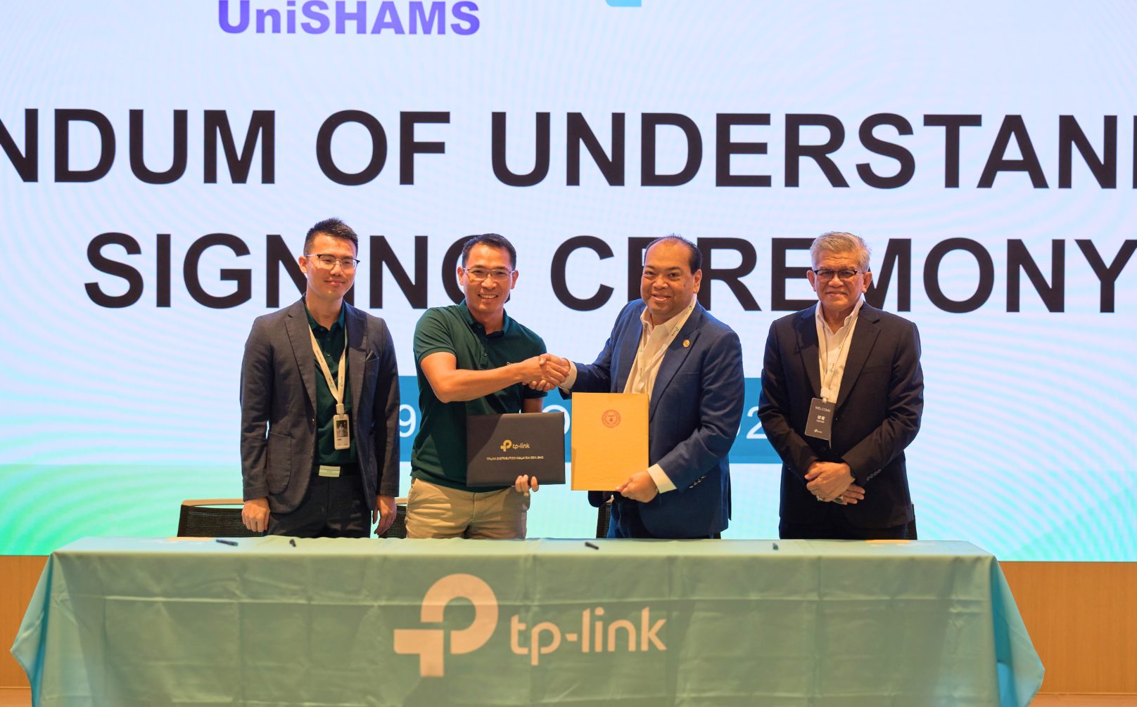 [MAIN PHOTO] From left to right_ Hugo Cai, Regional Director, TPLINK DISTRIBUTION MALAYSIA SDN BHD; Brian Dong, Vice President, TP-Link Asia Pacific; Prof. Dr. Mohd Amy Azhar bin Dato’ Haji Mohd Harif, Vice-Chancel