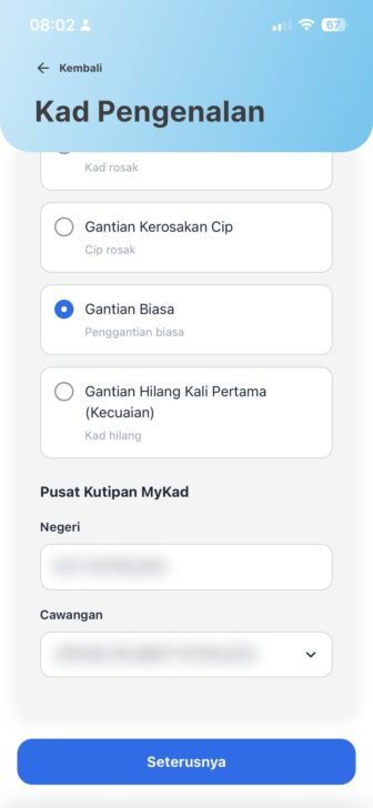 Pilih jenis penggantian ikut keadaan kad, contohnya kad rosak, cip rosak, penggantian biasa atau kad hilang kali pertama. Di bahagian Pusat Kutipan MyKad, pilih negeri dan cawangan JPN untuk mengambil kad, kemudian tekan "Seterusnya".