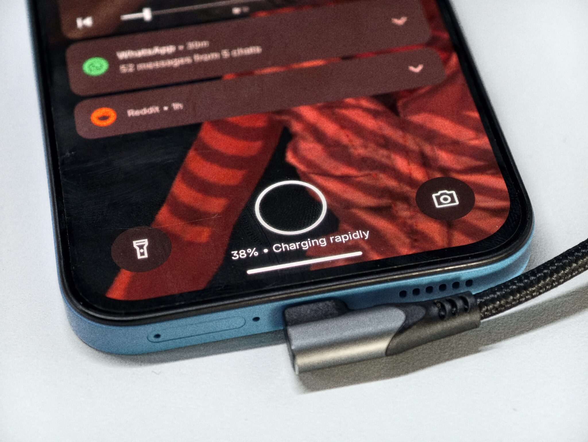 (Ulasan) Nothing Phone (4b): Bukan Telefon Yang Teruk, Cuma Pesaing Lebih Menarik