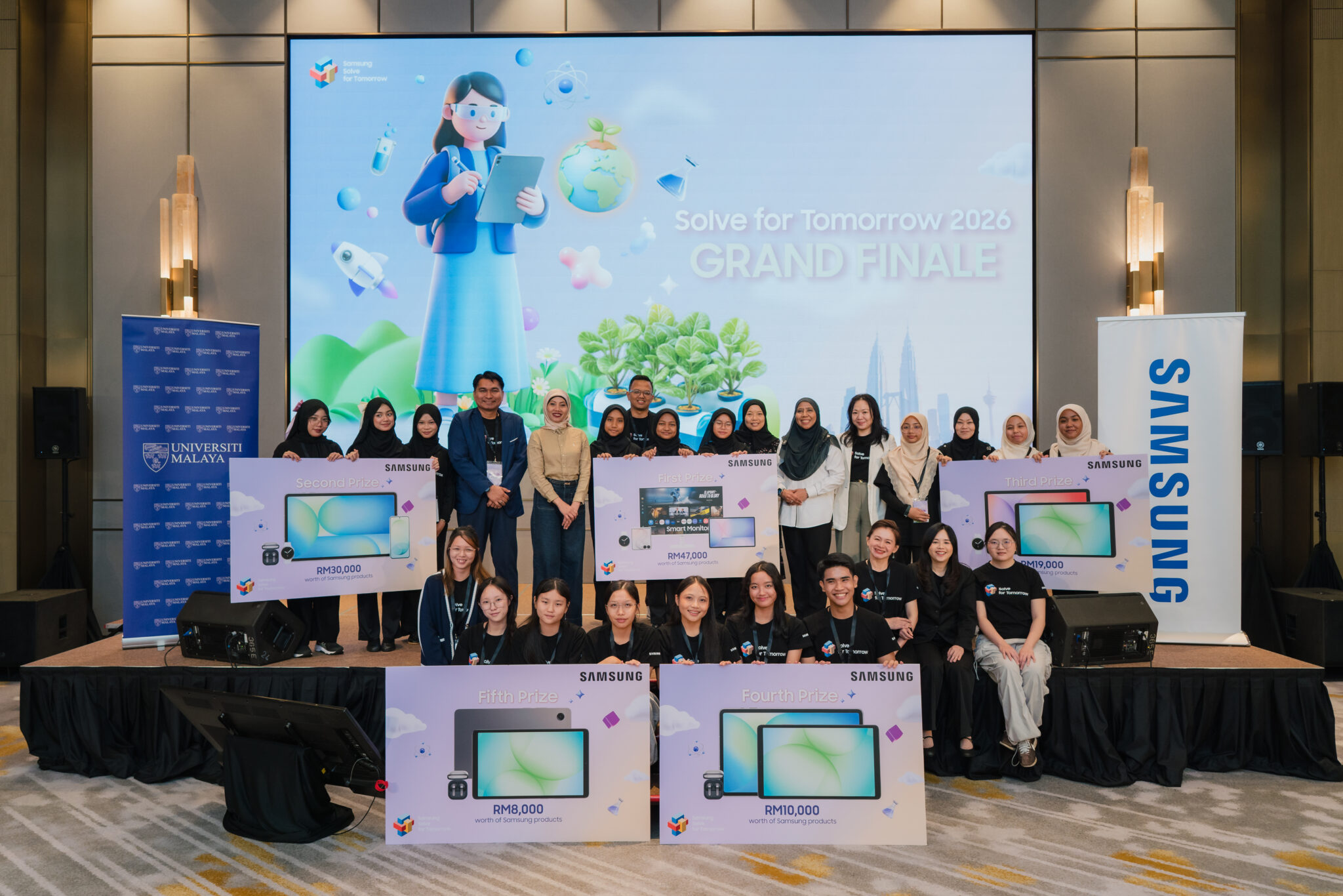The five finalist teams of Solve for Tomorrow 2026, (from top left) Team iSafePath, Team InnovateZ, Team Replast, Team Primates and (from bottom left) Team EcoTerraNitro, at the Grand Finale with their product pri